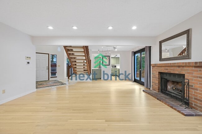 Building Photo - Lake Sammamish View Home with Spacious Decks in Prime Bellevue Location