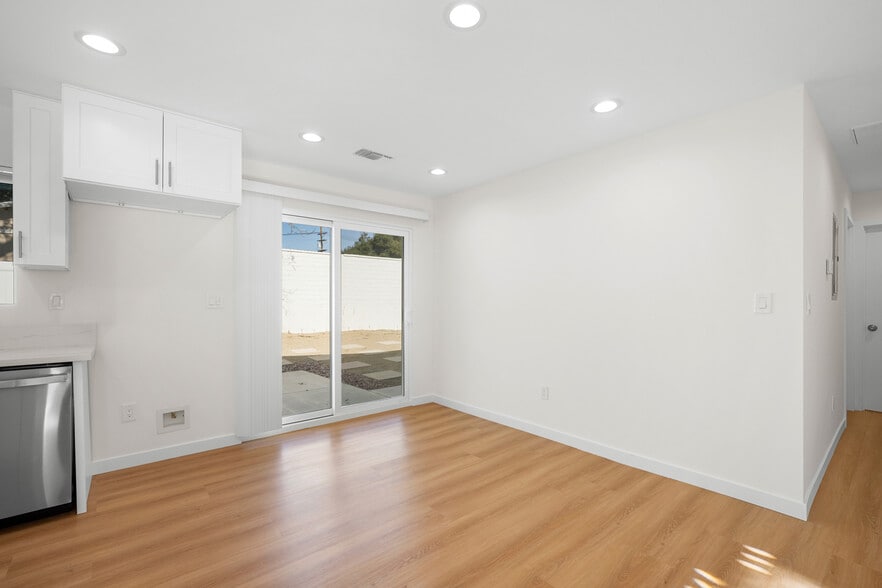 Building Photo - 7649 Thousand Oaks Dr