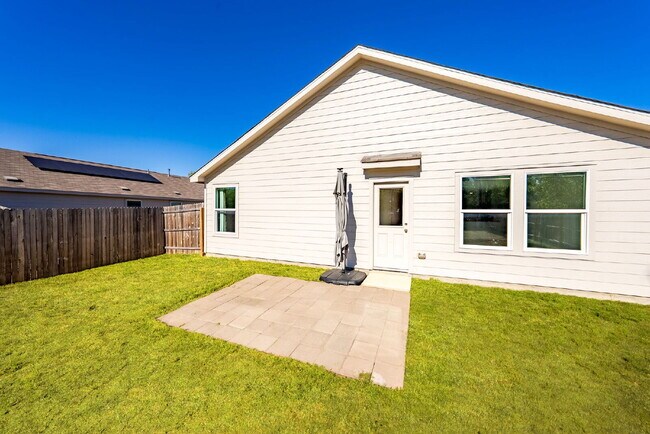 Building Photo - Charming 3-Bedroom Haven with 2 Full Baths