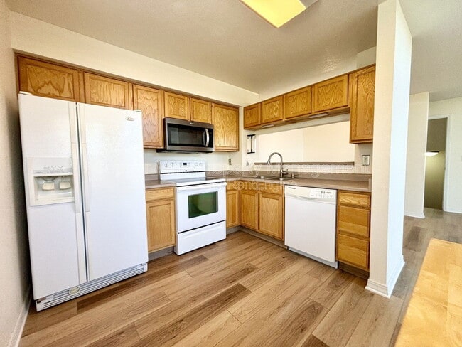 Building Photo - 930 Button Rock Dr