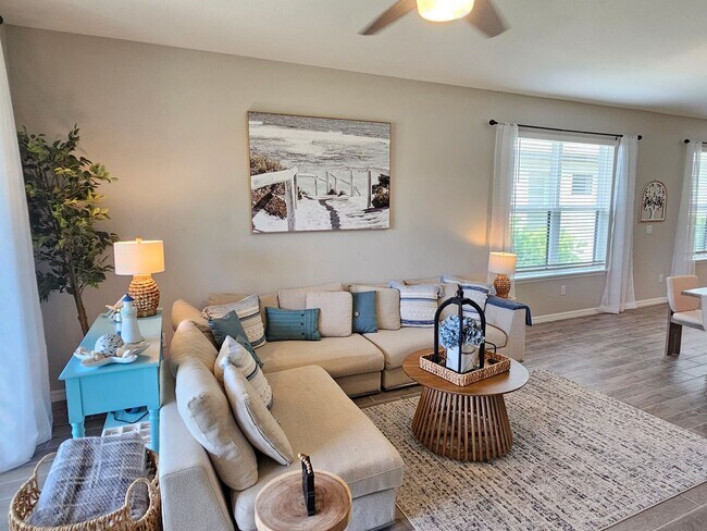 Building Photo - Annual Furnished or Seasonal Short-Term 4 Bedroom 2.5 Bathroom Home in Palmero!