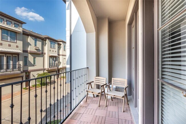 Building Photo - 8817 Lakeshore Bend Dr