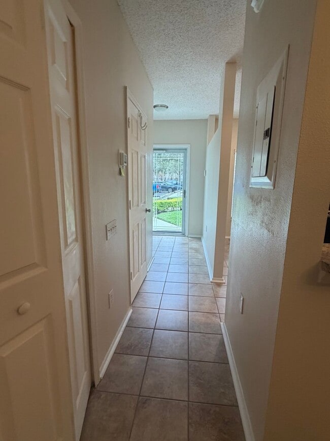 Building Photo - Beautiful 2 Bedroom, 2.5 Bath Townhome in Private Gated Community Of Hunter's Key In New Tampa