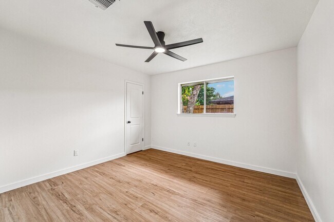 Building Photo - 2801 Coy Dr