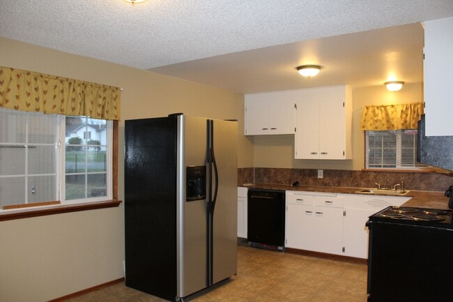 Building Photo - Beautiful 4 bedroom Rambler home with shop...
