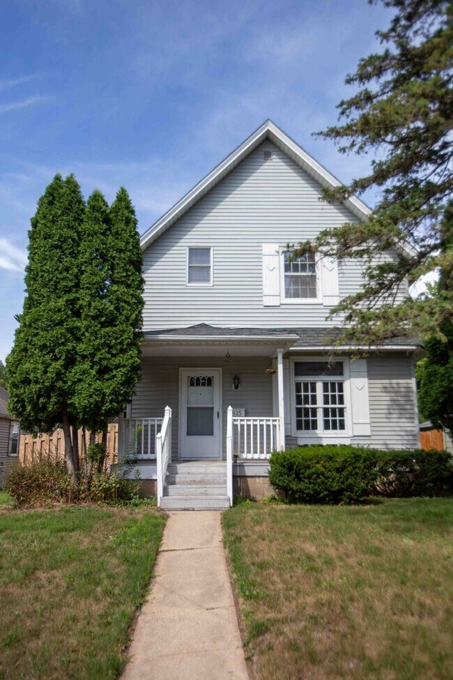 Building Photo - 3 bedroom 2.5 bathroom home with a fully fenced yard!