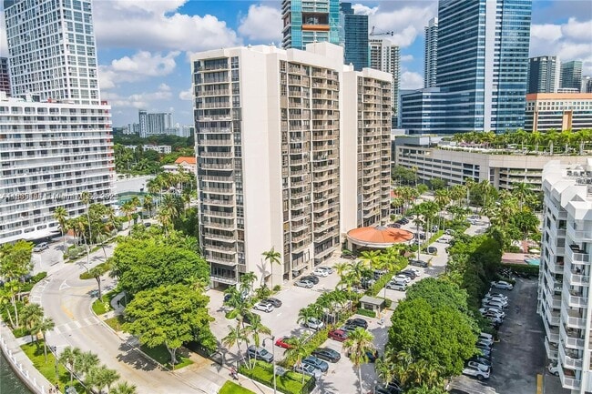Building Photo - 1450 Brickell Bay Dr
