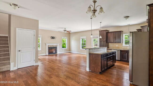 Building Photo - 110 Queens Cove Way