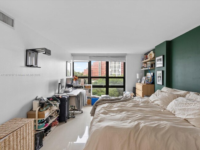 Building Photo - 1450 Brickell Bay Dr