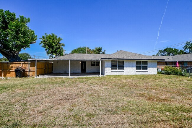 Building Photo - 5429 De Lange Ln