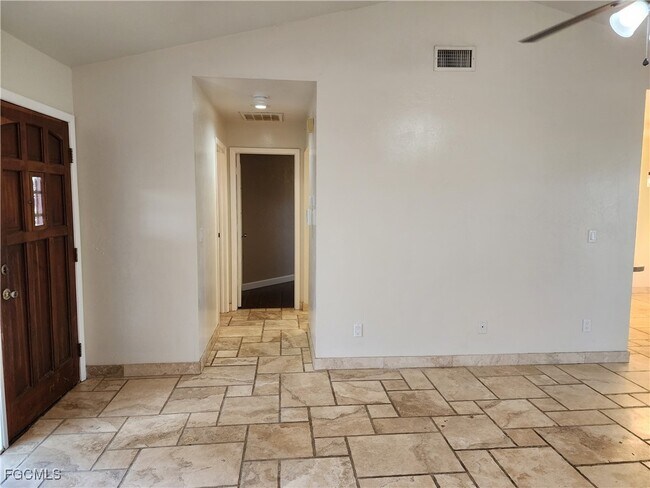 Building Photo - 612 SW 8th Ct