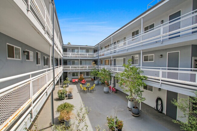 Building Photo - 303 California Ave