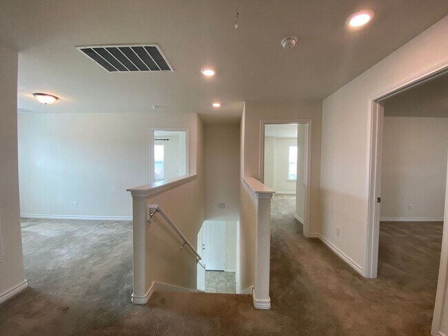 Building Photo - EDGEBROOK