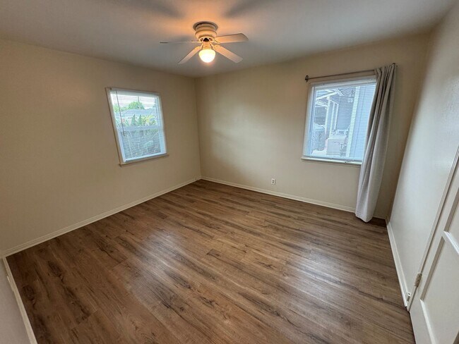 Building Photo - Quaint Midtown Home with New Wood Flooring & Large Yard!!