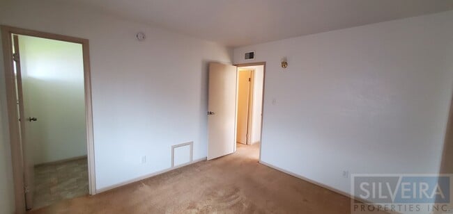 Building Photo - A Comfortable Home awaits the right Tenant!