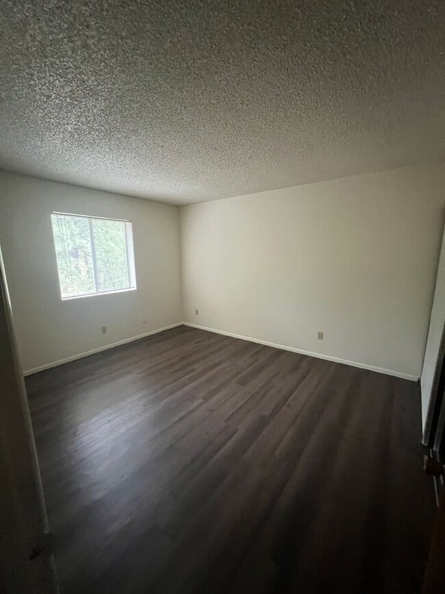 Building Photo - (LEASE PENDING) $2,125 - 3 Bedroom/1.5 Bath and Backyard. Christmas Tree Estates.