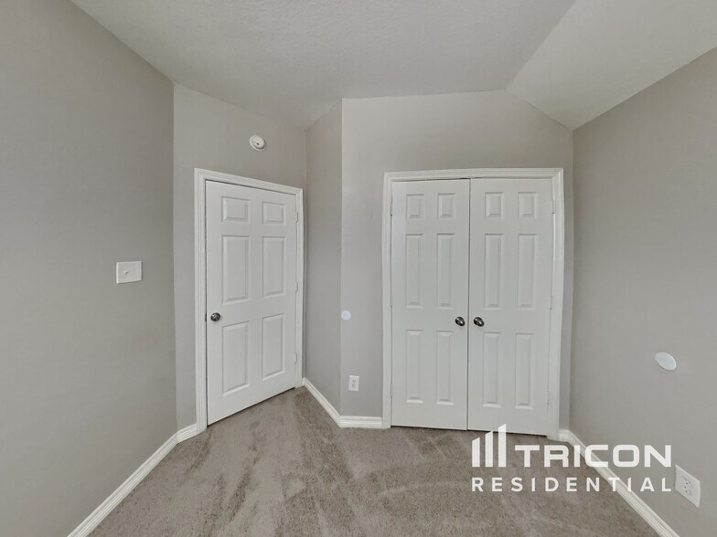 Building Photo - 963 Oak Lynn Dr