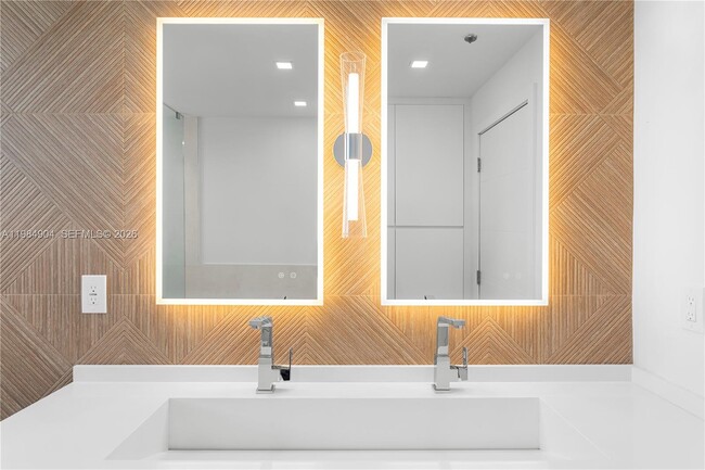 Building Photo - 1000 Venetian Way