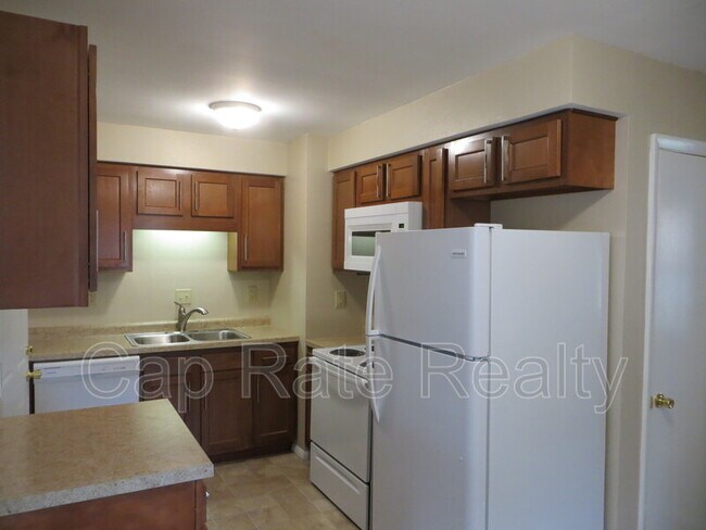 Building Photo - 469 S Waverly St