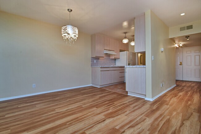 Building Photo - Luxurious 1+bdr, 1bath condo in prime Sher...