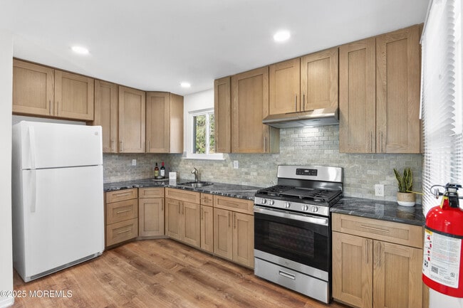 Building Photo - 85 Helen Ave