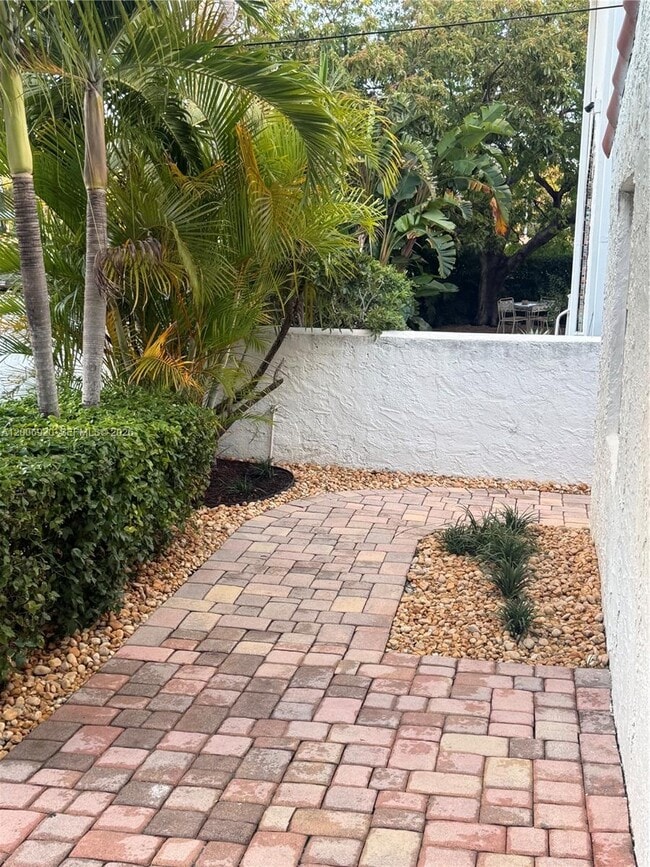 Building Photo - 2816 Pine Tree Dr