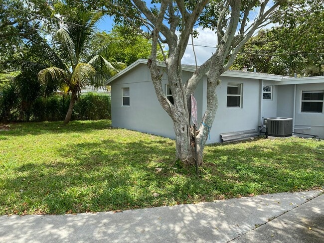 Building Photo - *** LARGE 4 BEDROOM SINGLE FAMILY HOME!***