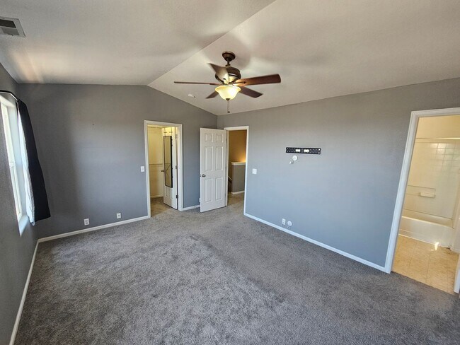 Building Photo - 3 Bed 3 Bath Townhome Minutes from Ft. Carson!!