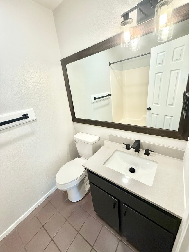 Building Photo - Newly renovated 2-bed/2-bath