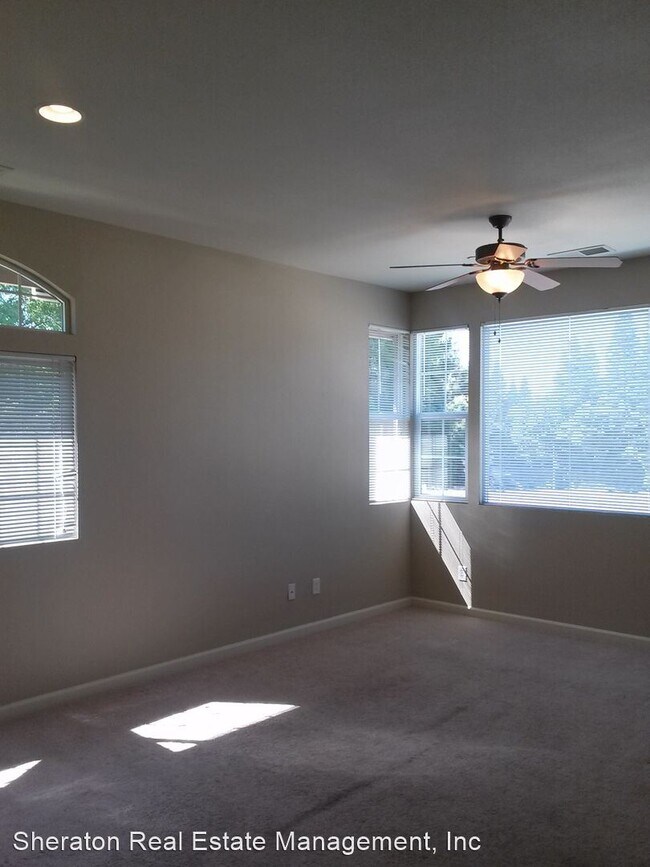 Building Photo - 2052 Hartford Dr