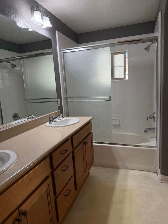 Building Photo - ESCALA - Luxury 2 / 2.5 Townhouse + 2 Car Garage in Gated Escala Community