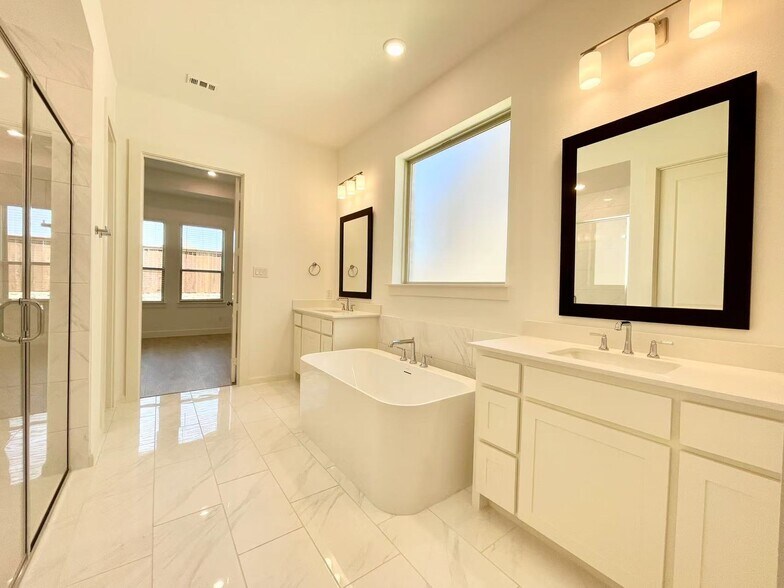 Building Photo - 15603 Valerian Trl
