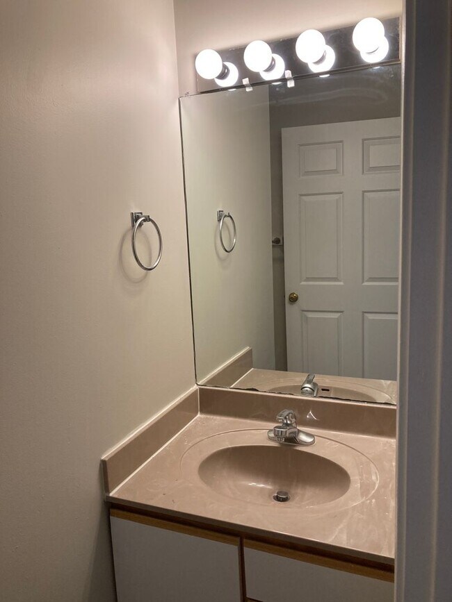 Building Photo - 3 Bedroom, 1.5 bath townhome!