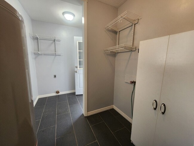 Building Photo - North Columbus 3 Bedroom 1.5 Bath - Carpor...