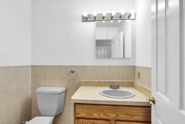 Building Photo - 234 Cliff St