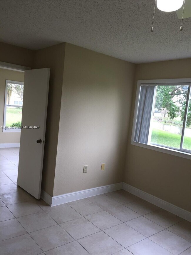 Building Photo - 12870 Vista Isles Dr