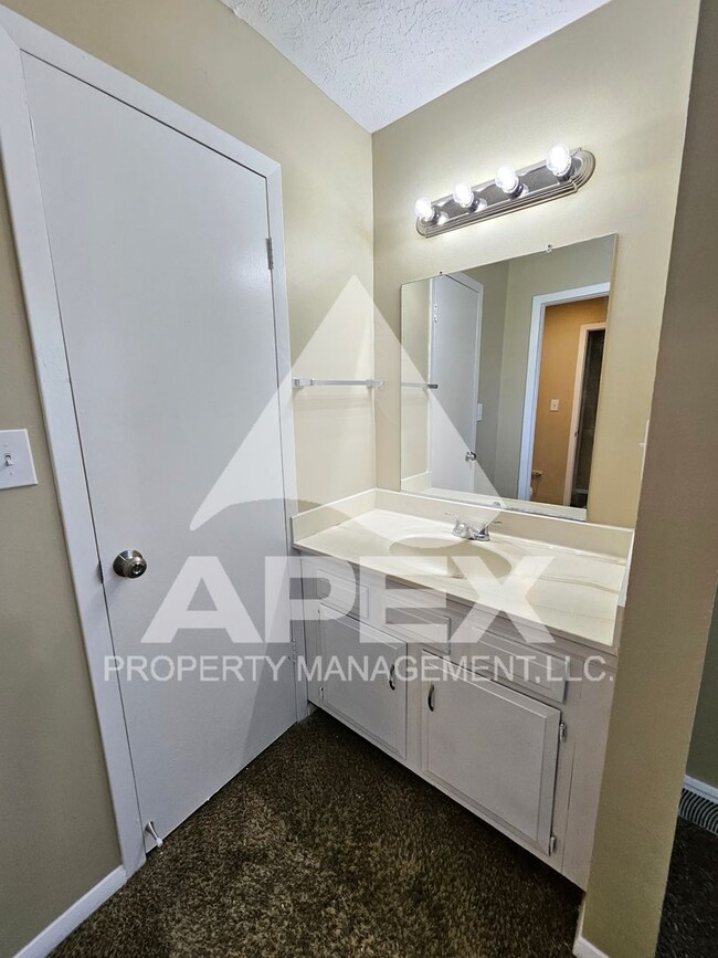 Building Photo - Nice 3Bd 1.5 Townhouse in WEST KNOX off Ce...