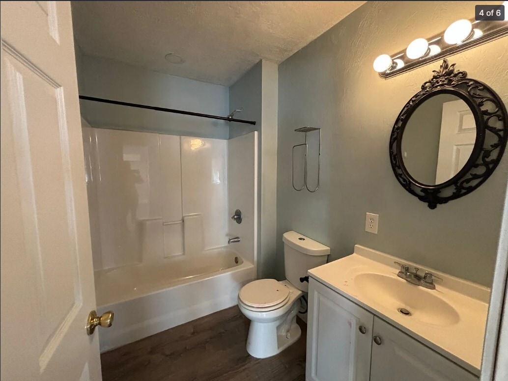 Bathroom - 428 N 10th Ave