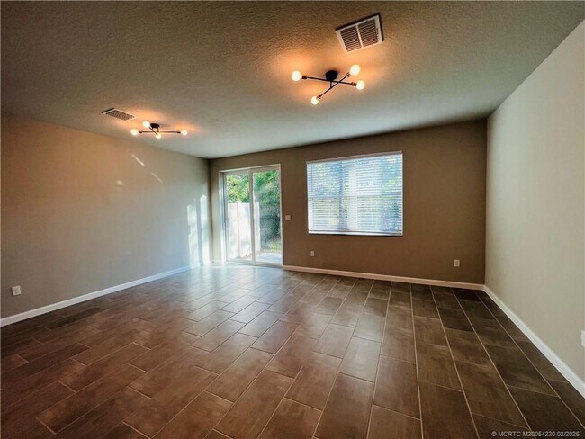 Building Photo - 3913 SE Mentmore Ln