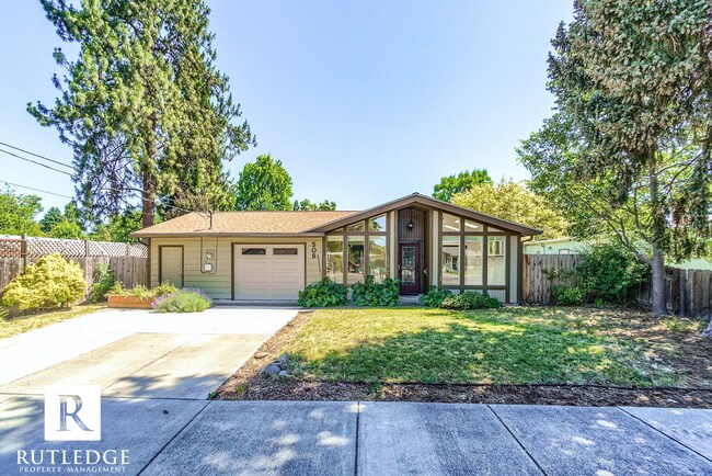 Building Photo - Sunlight & Sunrooms 2 Bedroom -  1 Full Bath - Fireplace