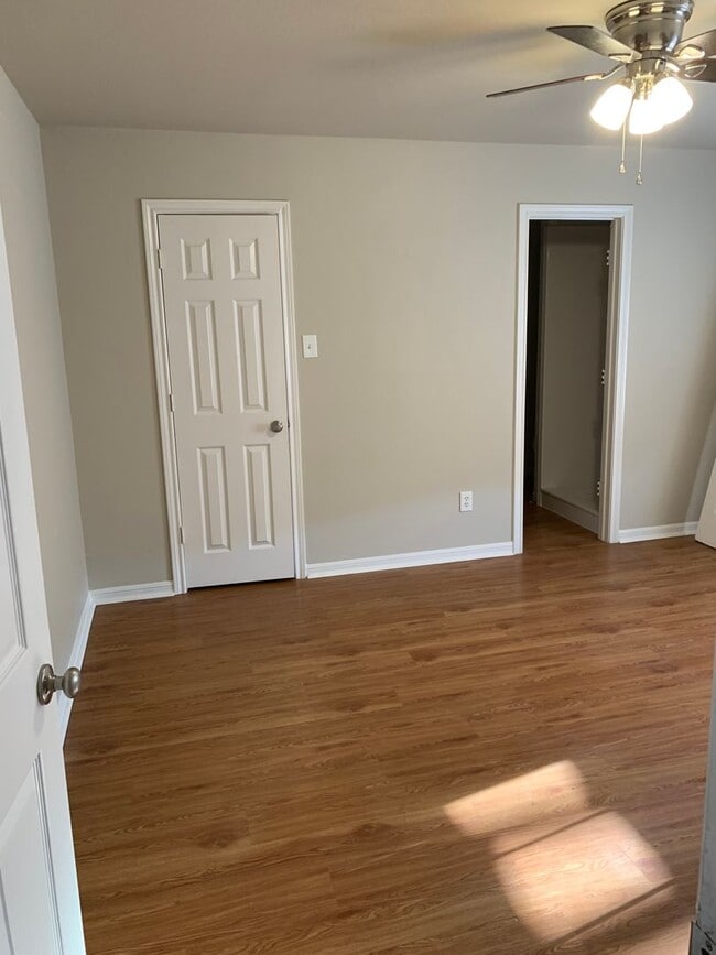 Building Photo - 3 bedroom 2 bath with Garage