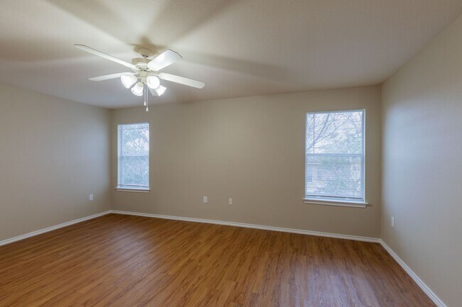 Building Photo - Charming 3BR/2.5BA Home with Spacious Back...