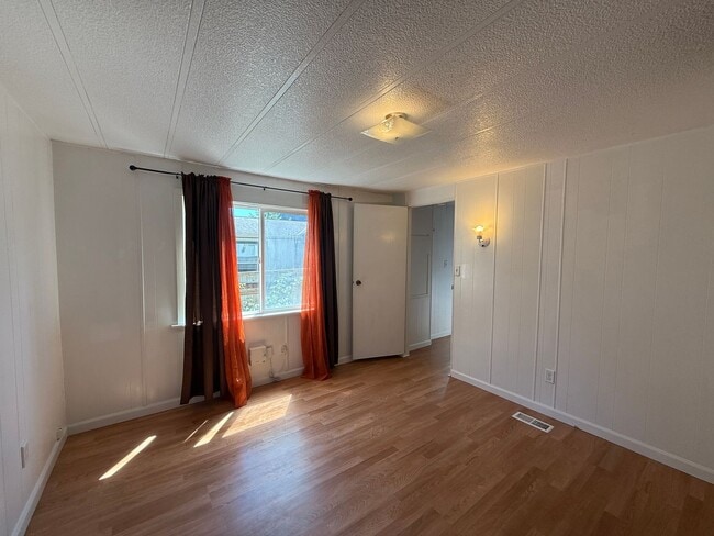 Building Photo - 2 bedroom 1 bath single wide located in Ho...
