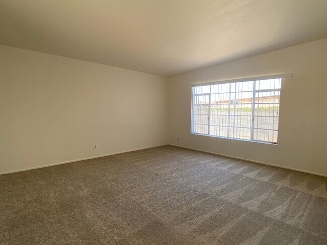 Building Photo - Scottsdale 4 Bed. 1.75 Bath located In Tow...