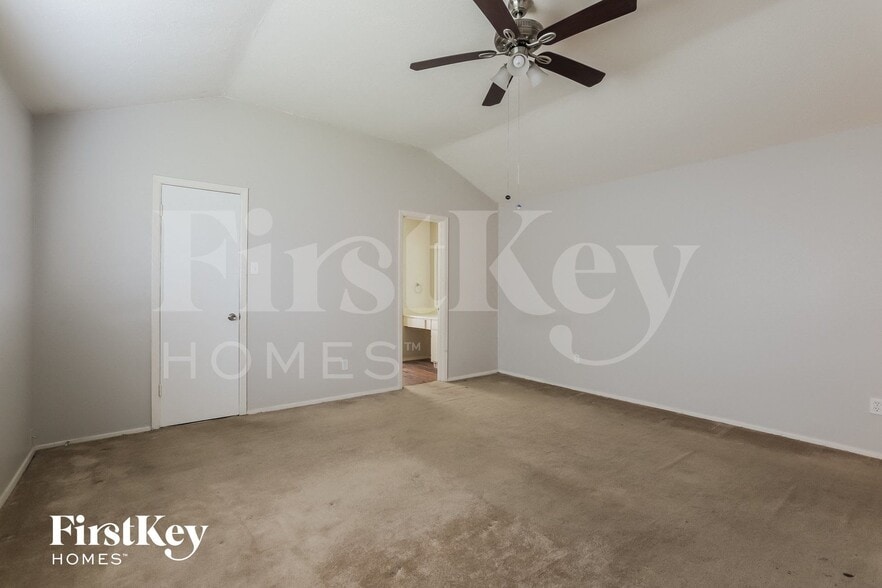 Building Photo - 2026 Summer Pl Dr