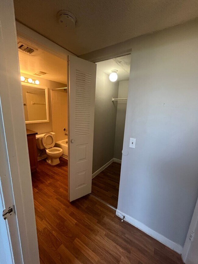 Building Photo - TWO BEDROOM TWO BATHROOM WITH LAKE VIEW!!