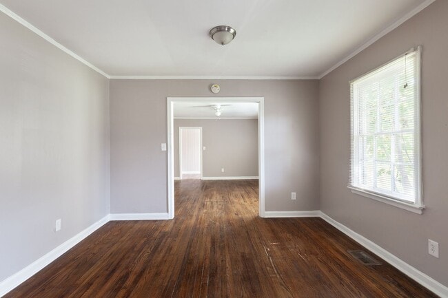 Building Photo - Charming Renovated Bungalow in Grove Park ...