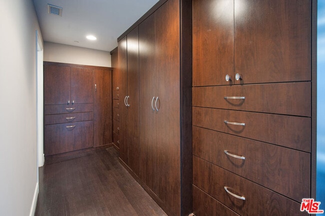 Building Photo - 7120 Pacific View Dr