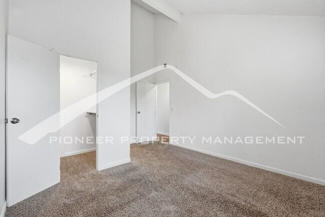 Building Photo - Spacious Condo with Washer/Dryer and Central AC