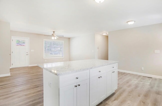 Building Photo - 3068 Rollingwood Ln SE